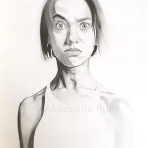 Harte Kontraste und weiche Übergänge lassen sich bei Porträtzeichnungen einfach mit Copic-Markern umsetzen. Hier ein Beispiel für ein Porträt mit Copicmarkern